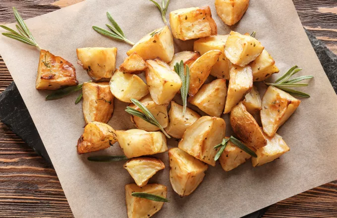 Αυτή η συνταγή για ψητές πατάτες με πέστο και παρμεζάνα είναι ό,τι πιο εθιστικό θα δεις σήμερα