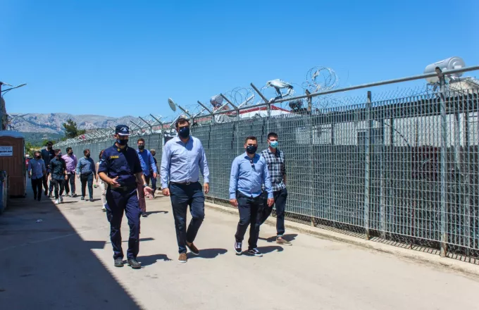Παύλος Μαρινάκης στο ΚΥΤ της Χίου: «Σπουδαία βήματα στην αντιμετώπιση του μεταναστευτικού-προσφυγικού»
