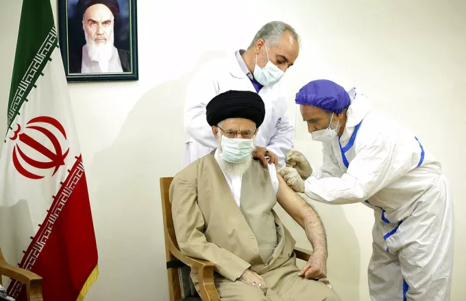 Ιράν: Ο αγιατολάχ Χαμενεΐ εμβολιάστηκε με το ιρανικό εμβόλιο Barekat