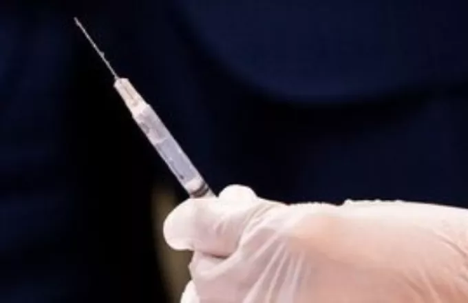 Κορωνοϊός: Με ειδικές βελόνες η Γαλλία άρχισε τον εμβολιασμό των 12χρονων