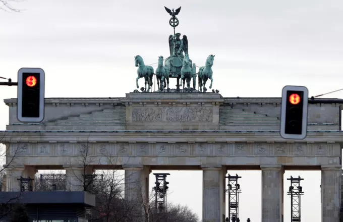 Lockdown στη Γερμανία «δείχνει» ο υπουργός Υγείας: «Να τραβήξουμε δυνατά χειρόφρενο»