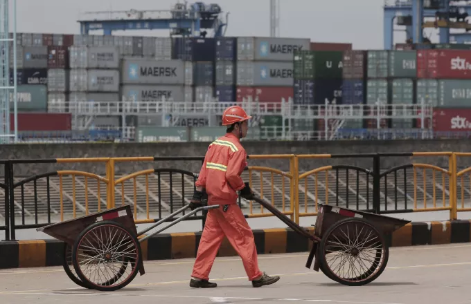 «Μποτιλιάρισμα» πλοίων στην Κίνα λόγω κορωνοϊού - «Έμφραγμα» στις διεθνείς εφοδιαστικές αλυσίδες 