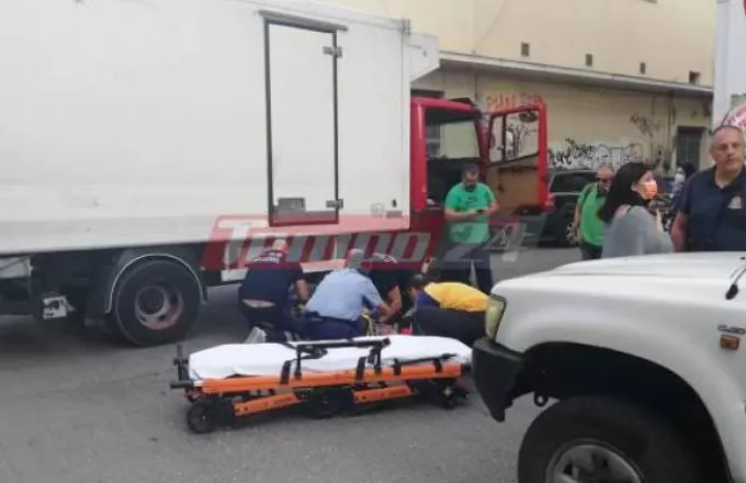 Σοκαριστικό τροχαίο στην Πάτρα: Δικυκλιστής σφηνώθηκε κάτω από φορτηγό (φωτό)
