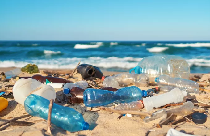 Έρευνα: Οι ωκεανοί «βουλιάζουν» από πλαστικές συσκευασίες «take away» φαγητού