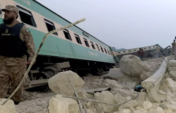 Πακιστάν: Τους 63 έφτασαν οι νεκροί από τον εκτροχιασμό και τη σύγκρουση τρένων 