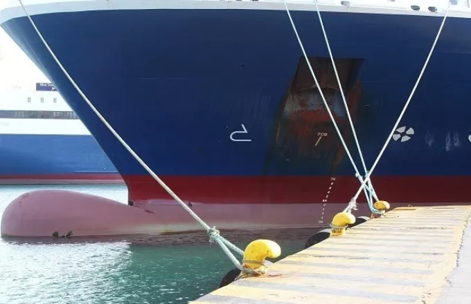 Βλάβη στον καταπέλτη παρουσίασε το Ε/Ο «Blue Star Chios» στο λιμάνι της Χάλκης	