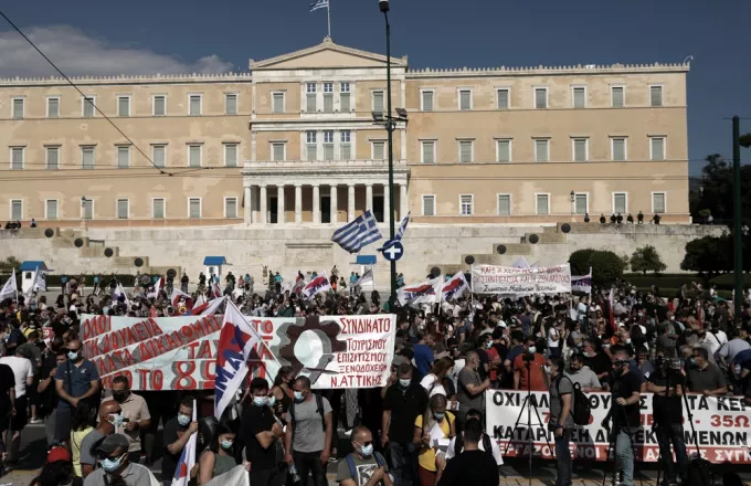 Πορείες στο κέντρο της Αθήνα κατά του εργασιακού