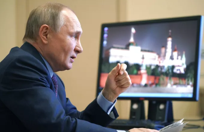 Πούτιν: Καθησυχάζει μετά τον βήχα σε σύσκεψη -«Μην ανησυχείτε, κάνω τεστ σχεδόν κάθε μέρα»  