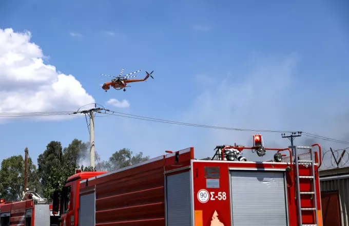 Μάχη με τις φλόγες στους Ασίτες Ηρακλείου – Επιχειρούν 100 πυροσβέστες