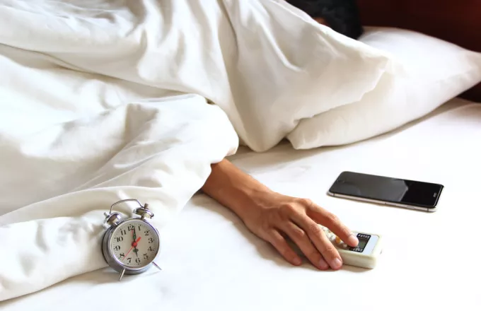 Τέσσερα tips για να κοιμάσαι καλύτερα τώρα που η θερμοκρασία ανεβαίνει