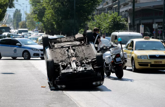 Τροχαίο: Απίστευτες εικόνες στην Αλεξάνδρας- Αυτοκίνητο αναποδογύρισε στη μέση του δρόμου (PIC)