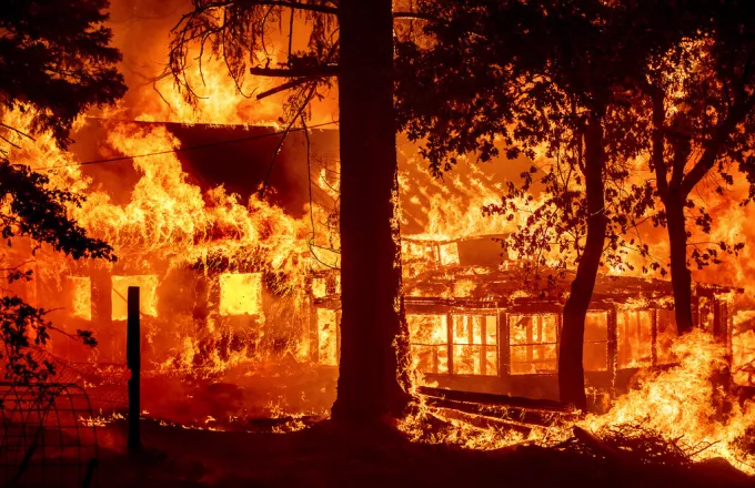 Οι πυροσβέστες ακόμα προσπαθούν να θέσουν υπό έλεγχο την πυρκαγιά στην Καλιφόρνια