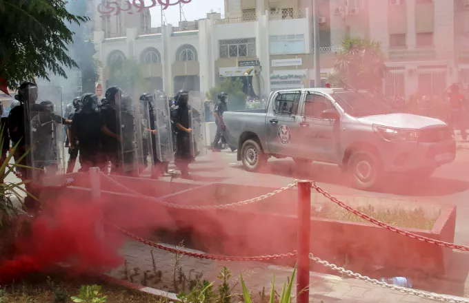 Τυνησία: Η αστυνομία εισέβαλε στα γραφεία του al Jazeera