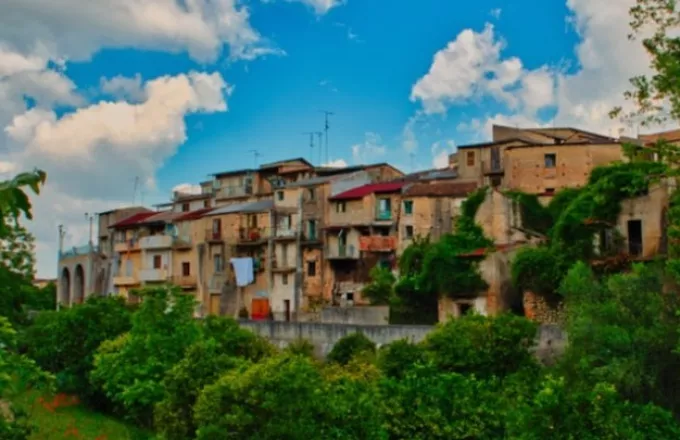 «Kέρνα έναν καφέ ή ένα... σπίτι»: Οι απίστευτες τιμές πώλησης κατοικιών στη Σικελία