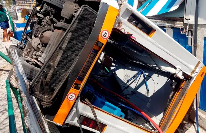 Ιταλία: Ένας νεκρός και 28 τραυματίες από πτώση λεωφορείου σε χαράδρα στο νησί Κάπρι