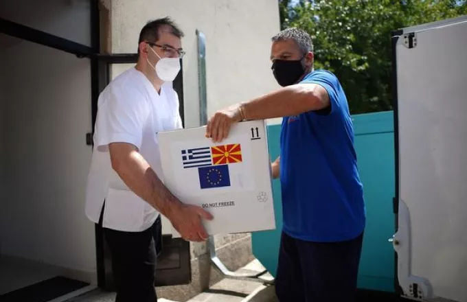 Η Ελλάδα έστειλε στη Βόρεια Μακεδονία 100.000 εμβόλια της AstraZeneca