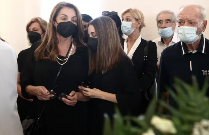Η Άντζελα Γκερέκου απαντά για τα έξοδα της κηδείας του Τόλη Βοσκόπουλου