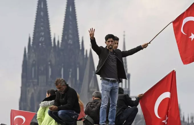 Die Welt: Καθεστώς φόβου του Ερντογάν στη Γερμανία – «Αλωνίζουν» στελέχη της ΜΙΤ