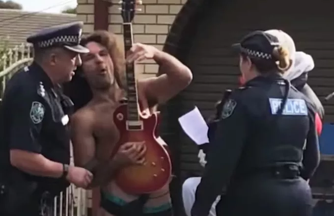 Αυστραλία: Κιθαρίστας συνελήφθη επειδή την έπαιζε (την κιθάρα) στην αυλή του