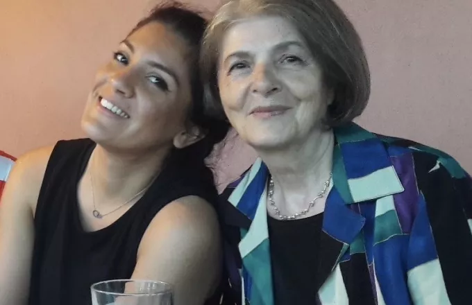 «Μάθημα ζωής»: η κα Σουλτάνα πήρε το απολυτήριο λυκείου με 19,8 στα 76 της