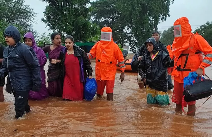 Ινδία: Τους 112 έφτασαν οι νεκροί από τις πλημμύρες και τις κατολισθήσεις (vid)