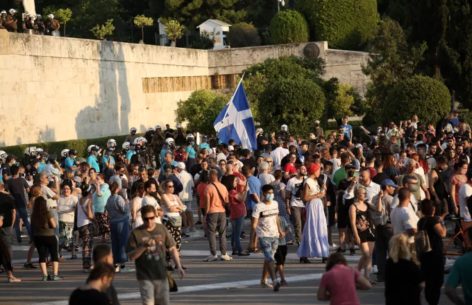Κορωνοϊός: Συγκέντρωση και πορεία διαμαρτυρίας από αντιεμβολιαστές στο Κέντρο της Αθήνας (Pics)