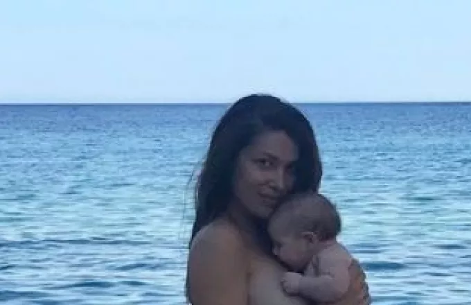 Η Κλέλια Ρένεση ποζάρει γυμνή με την κόρη της και στέλνει μήνυμα κατά της κακοποίησης 