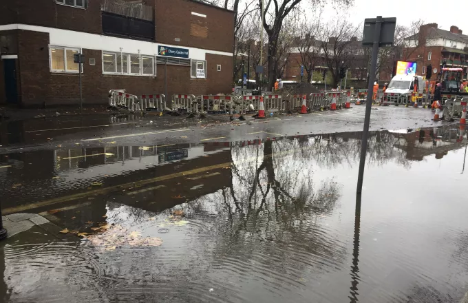 Πλημμύρες λόγω καταρρακτώδους βροχής σε Λονδίνο και νότια Αγγλία
