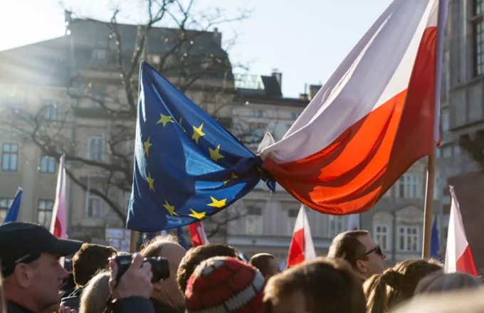 Eντείνεται η σύγκρουση - Κομισιόν προς Πολωνία: Το δίκαιο της Ένωσης υπερέχει του εθνικού