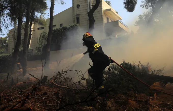 Αττική: Περίπου 77 οι επιχειρήσεις που επλήγησαν από την μεγάλη πυρκαγιά στη Βαρυμπόμπη