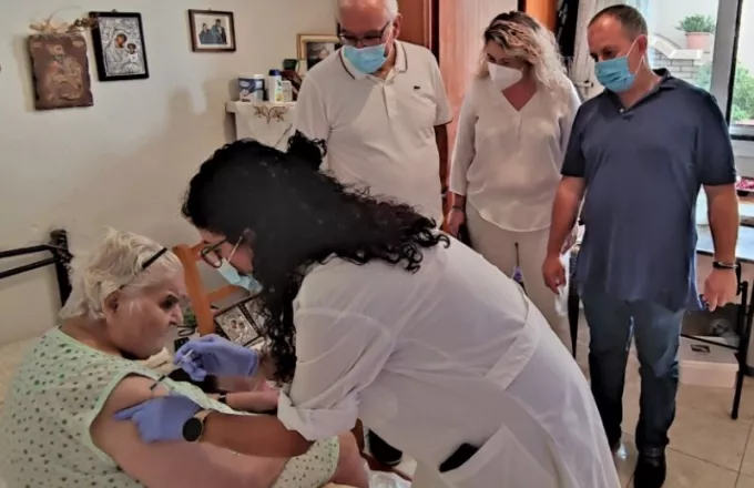 Κρήτη: Εμβολιάστηκαν 15χρονη και 100χρονη από τις Κινητές Μονάδες στην Τύλισο 