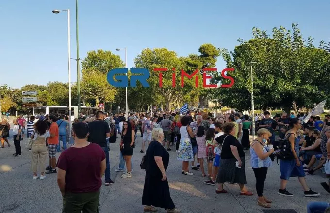 Θεσσαλονίκη: Συγκέντρωση κατά του υποχρεωτικού εμβολιασμού στον Λευκό Πύργο (ΦΩΤΟ)