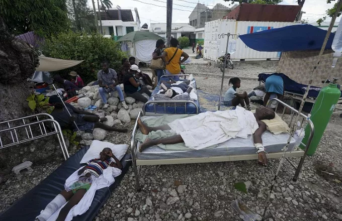 Σεισμός στην Αϊτή: Τουλάχιστον 1.419 οι νεκροί - Γιατροί πασχίζουν να σώσουν ζωές τραυματιών
