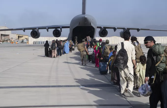 «Πρόκληση» η έξοδος των Βρετανών που έχουν μείνει στο Αφγανιστάν, παραδέχεται ο Ράαμπ