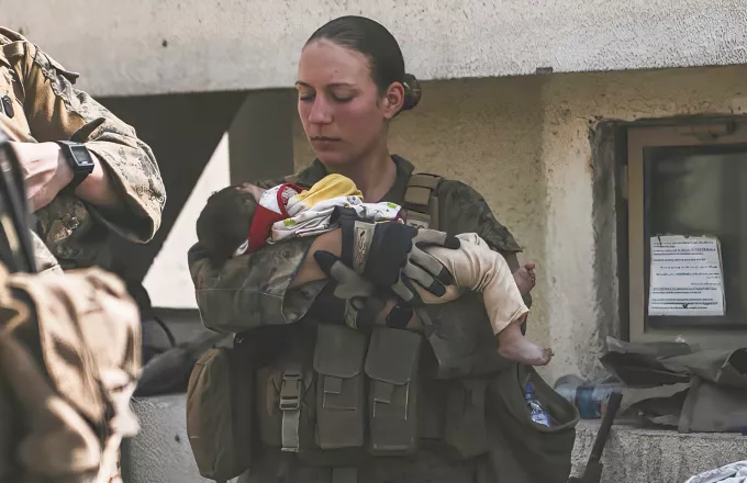 Η Αμερικανίδα πεζοναύτης με το μωρό στην αγκαλιά πριν σκοτωθεί στην έκρηξη της Καμπούλ