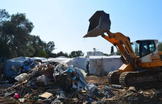Χίος - ΚΥΤ ΒΙΑΛ: Κατεδαφίζονται τα τελευταία παραπήγματα όπου διέμεναν μετανάστες