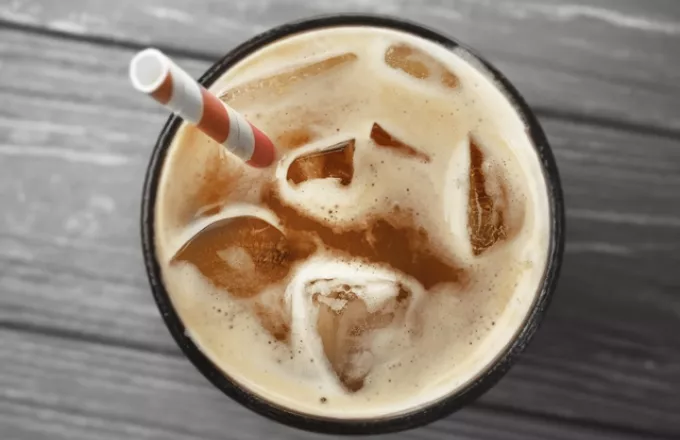 Toffee spiced cold brew: ο παγωμένος καφές που θα συνοδεύει κάθε σου απόγευμα