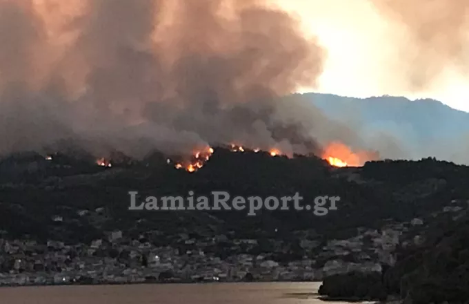 Εκτός ελέγχου η πυρκαγιά στην Εύβοια - Καίγονται σπίτια (pics,videos)