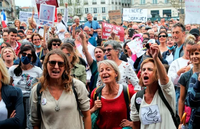 Γαλλία: Πλήθος κόσμου στους δρόμους-Διαμαρτύρονται για το πιστοποιητικό εμβολιασμού