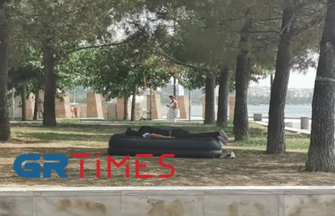 «Βράζει» η Θεσσαλονίκη: Με βεντάλιες, νερά, σε σκιά και συντριβάνια οι τουρίστες (pics+vid)