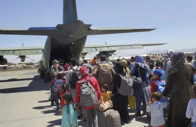 Ισπανία: Μια ακόμη πτήση με 160 Αφγανούς πρόσφυγες 