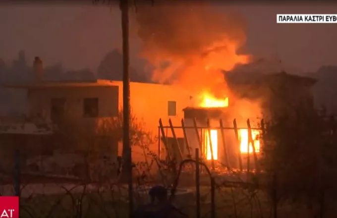 Εύβοια: Κόλαση φωτιάς στην παραλία Καστρί: Τιτάνια μάχη της πυροσβεστικής σε φλεγόμενα σπίτια (vid)