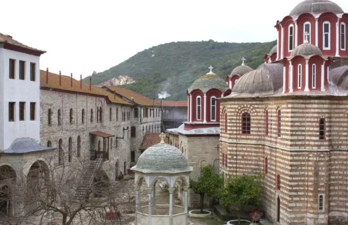Τέσσερις μοναχοί του Αγίου Όρους με συμπτώματα covid διακομίστηκαν σε νοσοκομείο της Θεσσαλονίκης