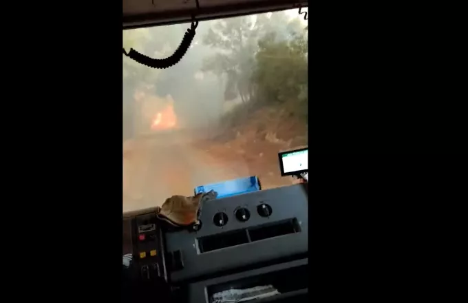 Συγκλονιστικό βίντεο από τη πυρκαγιά στη Βαρυμπόμπη: Πυροσβεστικό όχημα περνά μέσα από τις φλόγες