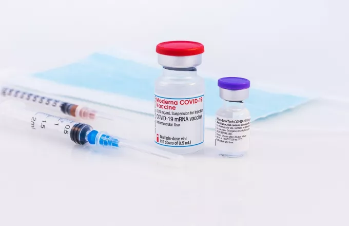 Έρευνα έδειξε ότι τo εμβόλιο της Moderna παράγει διπλάσια αντισώματα από της Pfizer