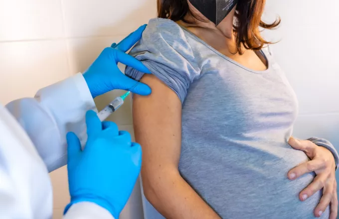 CDC: Ασφαλή τα mRNA εμβόλια για τις εγκύους- Δεν αυξάνουν τον κίνδυνο αποβολής