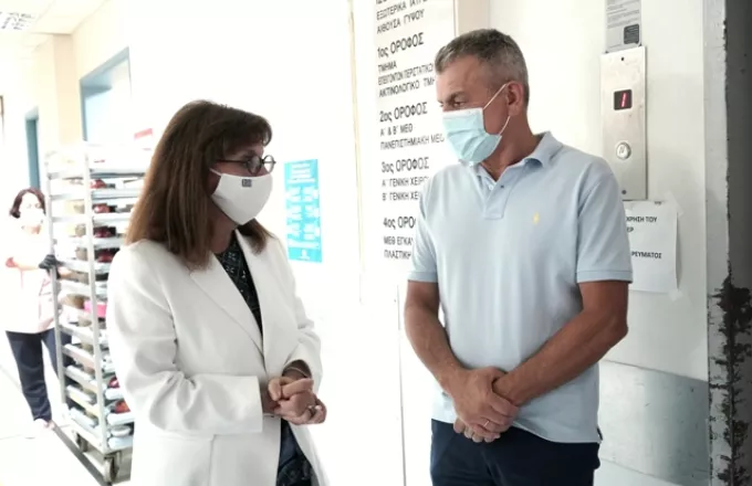 Σακελλαροπούλου: Συνομιλία της ΠτΔ με τους εγκαυματίες δασοπυροσβέστες στο ΚΑΤ