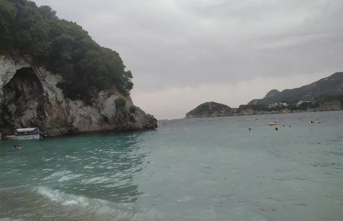 Κέρκυρα - παραλία Ροβινιάς: Η υδάτινη «γωνιά του παραδείσου» στο νησί των Φαιάκων (pics)