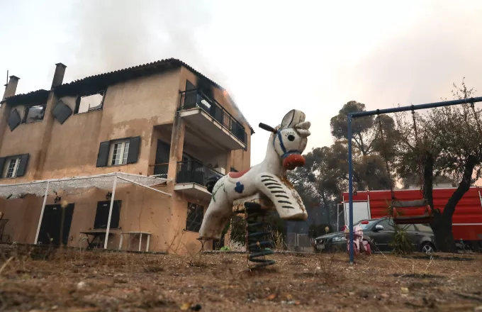 Βαρυμπόμπη - Πληροφορίες: 80 καμένα σπίτια ο έως στιγμής απολογισμός από την καταστροφική φωτιά