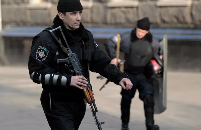 Ουκρανία: Συνελήφθη ο άγνωστος που απειλούσε να πυροδοτήσει χειροβομβίδαστο κτίριο του υπουργικού